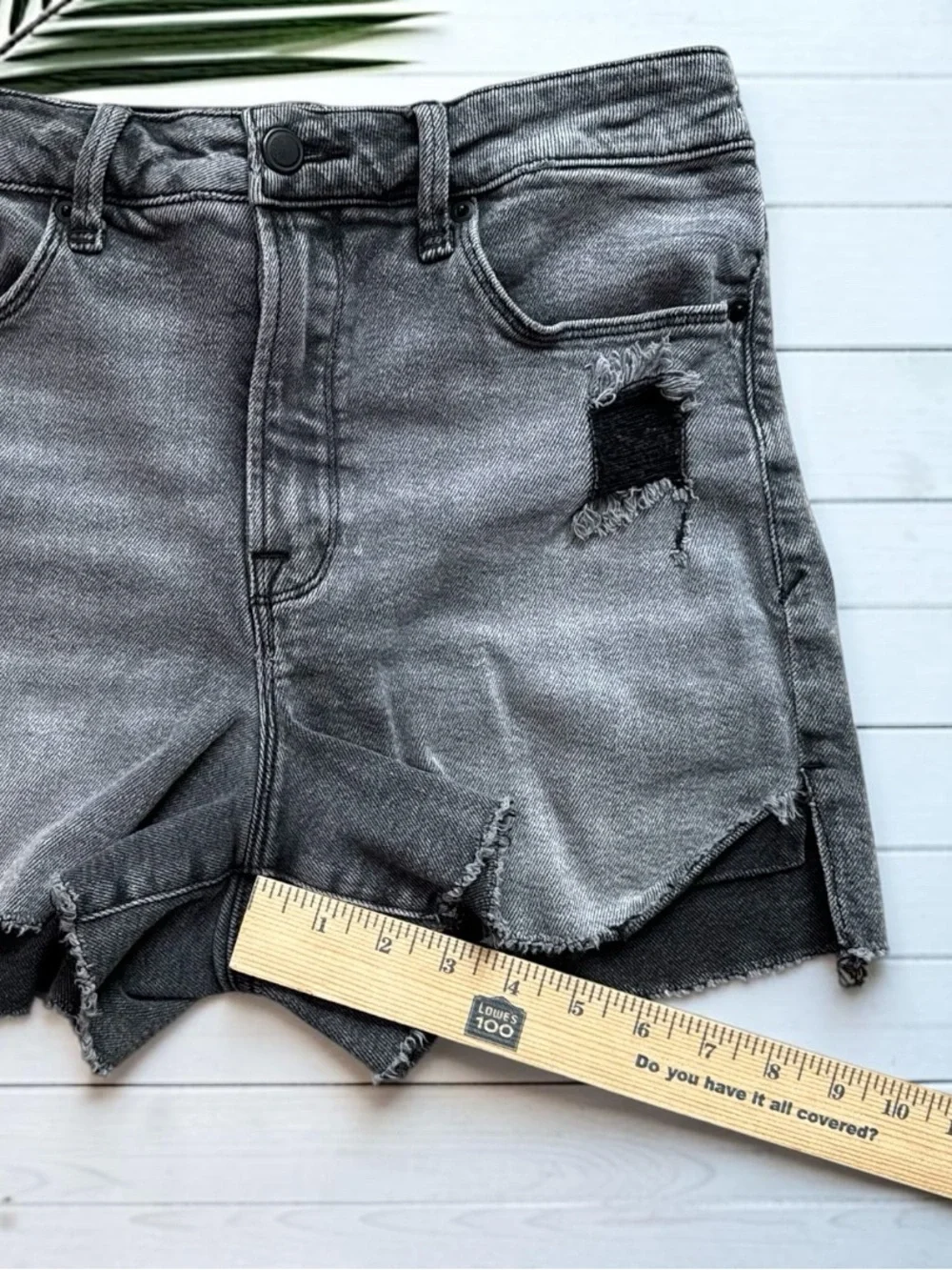 Good American Good Curve Distressed Denim Shorts Gray Wash Size 6 / 28 - Baddie